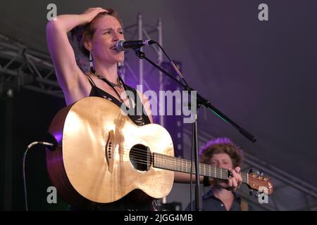 Great Tew, Regno Unito. 10th luglio 2022. La cantante, cantautore e chitarrista inglese Hollie Rogers si esibisce dal vivo sul palco di Songbird al Cornbury Festival. (Foto di Dawn Fletcher-Park/SOPA Images/Sipa USA) Credit: Sipa USA/Alamy Live News Foto Stock