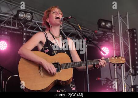 Great Tew, Regno Unito. 10th luglio 2022. La cantante, cantautore e chitarrista inglese Hollie Rogers si esibisce dal vivo sul palco di Songbird al Cornbury Festival. (Foto di Dawn Fletcher-Park/SOPA Images/Sipa USA) Credit: Sipa USA/Alamy Live News Foto Stock