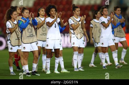 Rotherham, Regno Unito. 10th luglio 2022. L'Italia applaude i loro tifosi dopo la partita UEFA Women's European Championship 2022 al New York Stadium di Rotherham. Il credito dell'immagine dovrebbe leggere: Darren Staples/Sportimage Credit: Sportimage/Alamy Live News Foto Stock