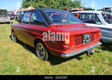 Un Sunbeam Stiletto del 1968 ha parcheggiato in mostra al 47th storico veicolo che raccoglie auto classiche mostra, Powderham, Devon, Inghilterra, Regno Unito. Foto Stock