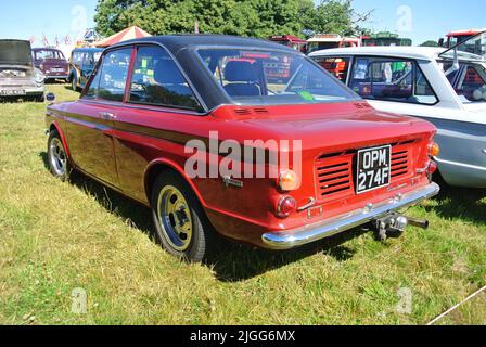 Un Sunbeam Stiletto del 1968 ha parcheggiato in mostra al 47th storico veicolo che raccoglie auto classiche mostra, Powderham, Devon, Inghilterra, Regno Unito. Foto Stock