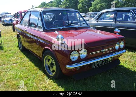 Un Sunbeam Stiletto del 1968 ha parcheggiato in mostra al 47th storico veicolo che raccoglie auto classiche mostra, Powderham, Devon, Inghilterra, Regno Unito. Foto Stock