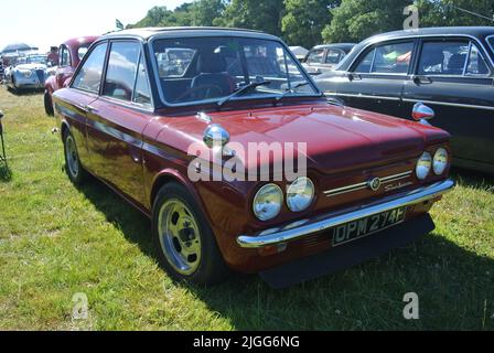 Un Sunbeam Stiletto del 1968 ha parcheggiato in mostra al 47th storico veicolo che raccoglie auto classiche mostra, Powderham, Devon, Inghilterra, Regno Unito. Foto Stock