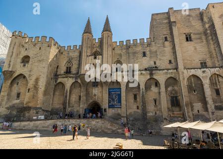 La città vecchia di Avignone con il Palazzo Papale. Il portale principale del Palazzo Papale ad Avignone, Francia Foto Stock
