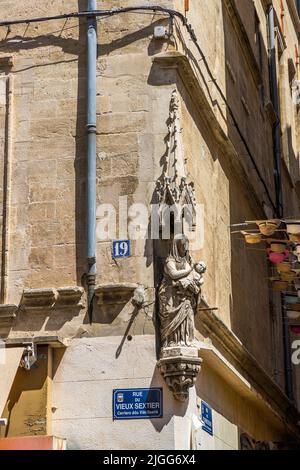 Tipiche di Avignone sono le figure della Madonna su molte facciate di case. Avignone, Francia Foto Stock