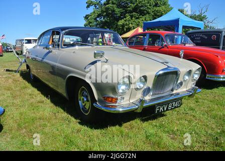 Un Jaguar Mark 10 ha parcheggiato in mostra al salone storico del 47th, Powderham, Devon, Inghilterra, Regno Unito Foto Stock