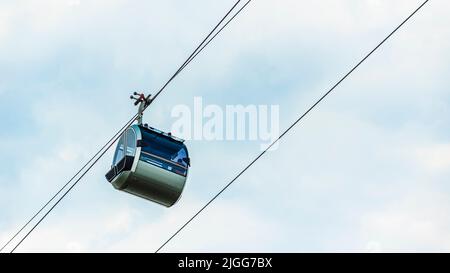 Cabina di cabinovia Moddern su sfondo cielo blu. Giro in gondola Ropeway da vicino Foto Stock