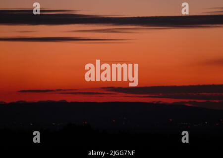 Il cielo al tramonto e le silhouette dell'ultima luce Foto Stock