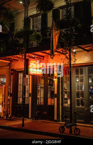 Bourboun Street di New Orleans (Louisiana) di notte, che mostra i riflessi delle luci al neon sulla strada Foto Stock