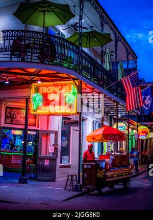 Bourboun Street di New Orleans (Louisiana) di notte, che mostra i riflessi delle luci al neon sulla strada Foto Stock