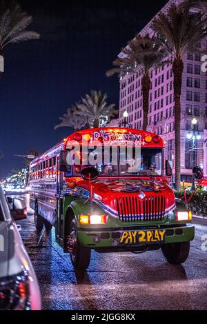 Bourboun Street di New Orleans (Louisiana) di notte, che mostra i riflessi delle luci al neon sulla strada Foto Stock