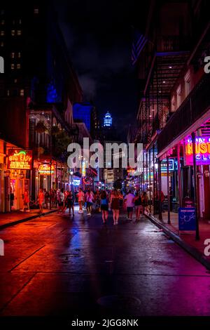 Bourboun Street di New Orleans (Louisiana) di notte, che mostra i riflessi delle luci al neon sulla strada Foto Stock