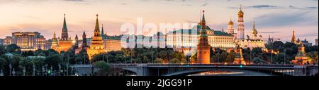 Vista panoramica del Cremlino di Mosca al tramonto, Russia. Scenario del centro di Mosca in estate. Bella città di Mosca al tramonto, bel panorama di Moscov Foto Stock