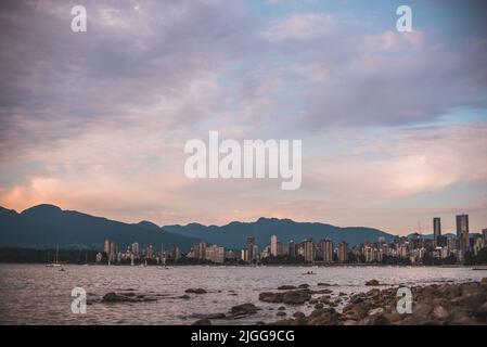 Vista del centro di Vancouver dalla spiaggia di Gerico dopo il tramonto (BC, Canada) Foto Stock