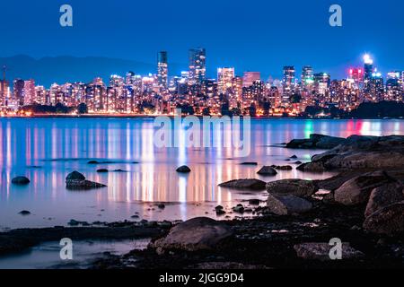 Vista del centro di Vancouver dalla spiaggia di Gerico dopo il tramonto (BC, Canada) Foto Stock