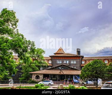 2017 07 20 Grand Canyon South Rim Arizona USA - Lodge e ristorante sul South Rim del Grand Canyon sotto il cielo coperto Foto Stock