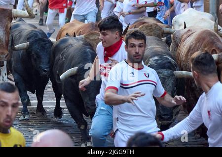 Pamplona, Spagna. 10th luglio 2022. Corridori visti davanti ai tori dal bestiame di la Palmosilla, nella quarta corsa dei tori dei festeggiamenti di San Fermin 2022, a Pamplona. Credit: SOPA Images Limited/Alamy Live News Foto Stock