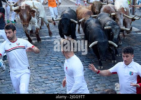Pamplona, Spagna. 10th luglio 2022. Corridori visti davanti ai tori dal bestiame di la Palmosilla, nella quarta corsa dei tori dei festeggiamenti di San Fermin 2022, a Pamplona. Credit: SOPA Images Limited/Alamy Live News Foto Stock