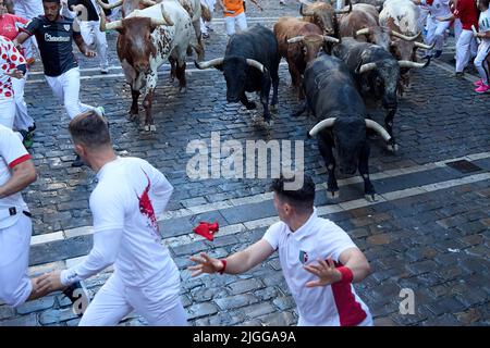 Pamplona, Spagna. 10th luglio 2022. Corridori visti davanti ai tori dal bestiame di la Palmosilla, nella quarta corsa dei tori dei festeggiamenti di San Fermin 2022, a Pamplona. (Foto di Fernando Pidal/SOPA Images/Sipa USA) Credit: Sipa USA/Alamy Live News Foto Stock