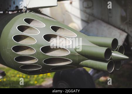 Primo piano di un razzo su un elicottero mi-24 Foto Stock