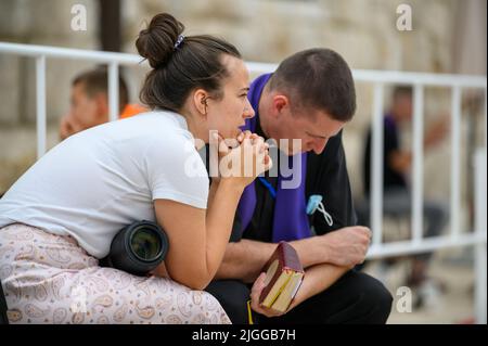 Confessione cattolica – una donna che confessa ad un sacerdote cattolico – durante il Mladifest 2021, la festa della gioventù a Medjugorje. Foto Stock