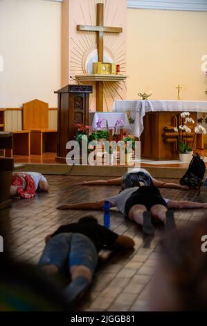 Il Santissimo Sacramento esposto per adorazione nella cappella dell'adorazione di Medjugorje. La gente prega in prostrazione. Foto Stock