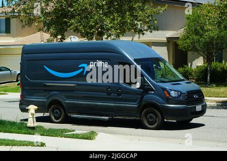 Lake Elsinore, California, USA - 10 luglio 2022: Un camion Amazon prime effettua una consegna in un quartiere residenziale. Foto Stock