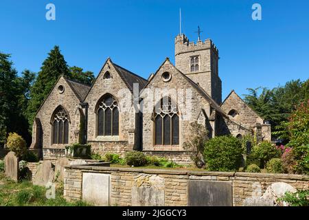 L'esterno della chiesa di Heston, nel London Borough di Hounslow, Londra Regno Unito, con torre medievale e navata vittoriana Foto Stock