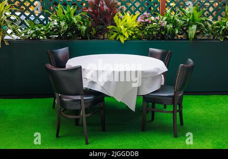 Tavolo con sedie per mangiare all'aperto sul caffè in strada. Foto Stock