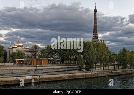 Parigi, Francia. 7th luglio 2022. Cattedrale Ortodossa della Santissima Trinità di Parigi, la stazione ferroviaria Pont de l'Alma e la Torre Eiffel di Parigi, Francia. Foto Stock