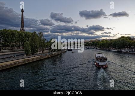 Parigi, Francia. 7th luglio 2022. Vista generale della Torre Eiffel e della passerella di Debilly il 7 luglio 2022 a Parigi, Francia. Foto Stock
