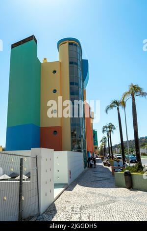 Architettura moderna, nuovi edifici di colore urbano ad Albufeira, Algarve, Portogallo meridionale. Architettura moderna, alloggi Albufeira. Foto Stock