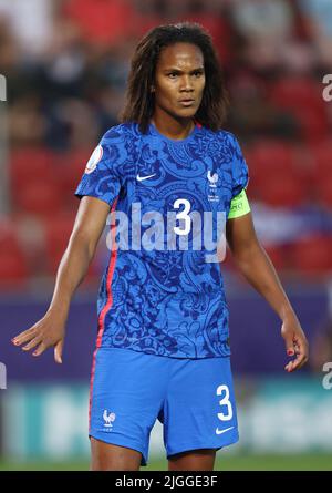 Rotherham, Regno Unito. 10th luglio 2022. Wendie Renard di Francia durante la partita UEFA Women's European Championship 2022 al New York Stadium di Rotherham. Il credito dell'immagine dovrebbe leggere: Darren Staples/Sportimage Credit: Sportimage/Alamy Live News Foto Stock