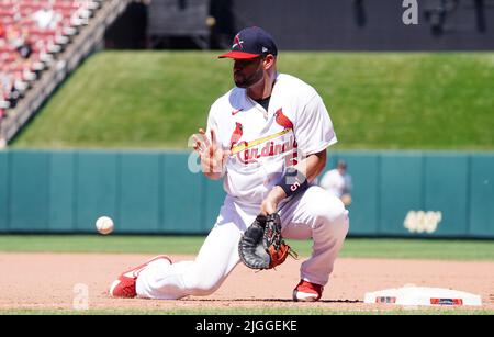 St. Louis, Stati Uniti. 10th luglio 2022. St. Louis Cardinals primo baseman Albert Pujols campi il baseball per un fuori dalla mazza dei Philadelphia Phillies Darick Hall nel quinto inning al Busch Stadium a St. Louis Domenica 10 luglio 2022. Foto di Bill Greenblatt/UPI Credit: UPI/Alamy Live News Foto Stock