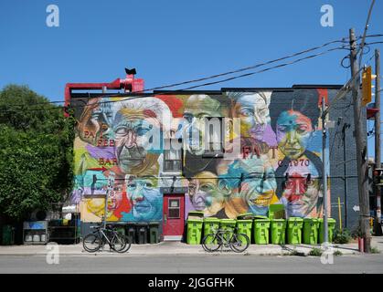 Murale colorato dipinto sulle pareti dell'edificio che ospita il ristorante orientale centrale Fat Pasha a Toronto Foto Stock