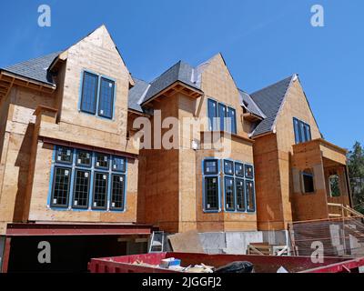 casa in costruzione con rivestimento esterno in legno compensato non ancora coperto Foto Stock