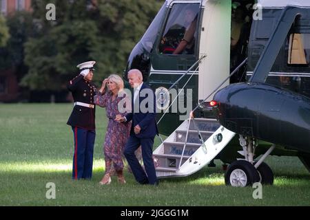 Washington, Stati Uniti d'America. 10th luglio 2022. Il presidente degli Stati Uniti Joe Biden e la prima signora Dr. Jill Biden tornano a Washington, DC via Fort McNair dopo aver trascorso il fine settimana a Rehoboth Beach, DE, domenica 10 luglio 2022. Credit: Chris Kleponis/Pool/Sipa USA Credit: Sipa USA/Alamy Live News Foto Stock