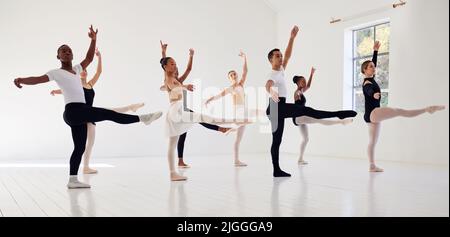 Ballare è la poesia del piede, un gruppo di ballerini che praticano una routine in uno studio di danza. Foto Stock