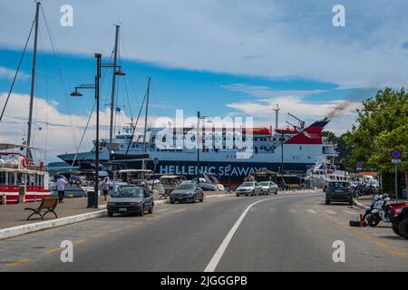 Express Skiathos traghetto dalla compagnia Hellenic Seaways arriva al porto di Skiathos Island, Sporades, Grecia Foto Stock