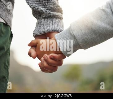 Shell essere sempre la mia principessa, un padre irriconoscibile che tiene le sue figlie mano nel giardino. Foto Stock