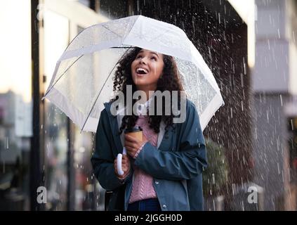 C'è qualcosa di cui essere grati ogni giorno, una giovane donna che ammirava la pioggia in città. Foto Stock