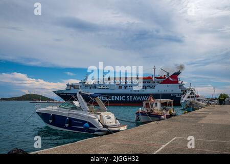 Express Skiathos traghetto dalla compagnia Hellenic Seaways arriva al porto di Skiathos Island, Sporades, Grecia Foto Stock