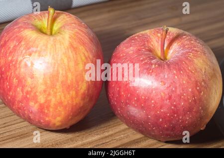 Pani e mele su tavoletta di legno con spazio per la copia e luce soffusa. Foto Stock