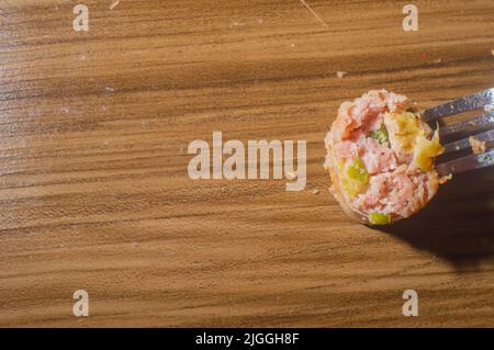 Salsiccia fatta con mela e pepe jaalapeno, su una tavoletta di legno con mele nello spazio per la foto e la copia. Foto Stock