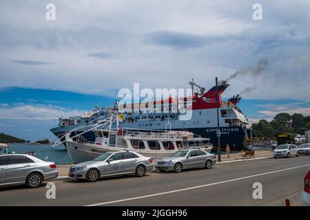 Express Skiathos traghetto dalla compagnia Hellenic Seaways arriva al porto di Skiathos Island, Sporades, Grecia Foto Stock