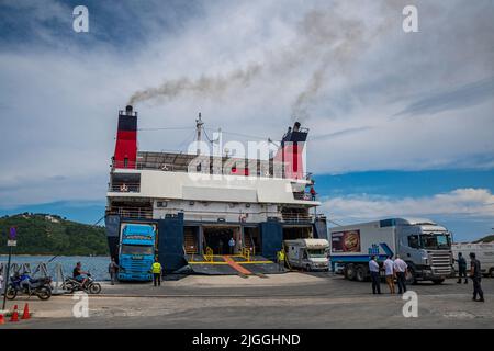 Express Skiathos traghetto dalla compagnia Hellenic Seaways arriva al porto di Skiathos Island, Sporades, Grecia Foto Stock