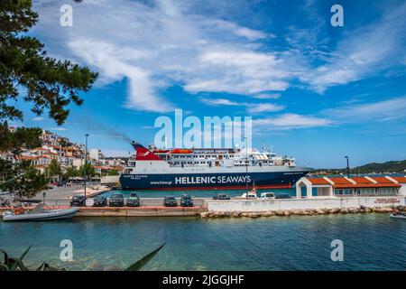 Express Skiathos traghetto dalla compagnia Hellenic Seaways arriva al porto di Skiathos Island, Sporades, Grecia Foto Stock