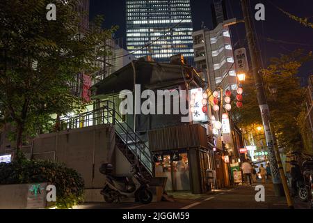 Tokyo, Giappone. 30th giugno 2022. Classici bar giapponesi e izakaya visto vicino alla stazione di Shibuya. Il 30 giugno 2022 il ministro giapponese della Sanità, del lavoro e del benessere Shigeyuki Goto ha annunciato la posizione rivista del governo sull'uso della maschera: "Anche se si passa da altre persone all'aperto, ad esempio mentre si cammina per lavorare, non è necessario indossare una maschera per il viso fintanto che non ci sono conversazioni o meno." Fondamentalmente dire che indossare una maschera al di fuori non è più consigliato. (Foto di Stanislav Koggiku/SOPA Images/Sipa USA) Credit: Sipa USA/Alamy Live News Foto Stock