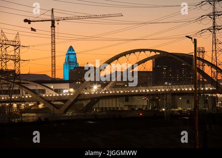Twilight scende sul 6th Street Bridge passando attraverso il centro di Los Angeles, California, USA. Foto Stock