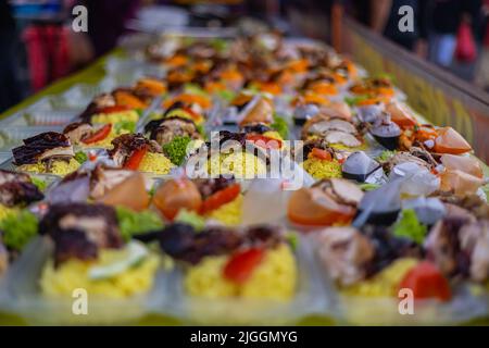 Tradizionale riso malese di pollo o Nasi Ayam su un banco in un mercato di Street food a Kuala Lumpur, Malesia. Fuoco selettivo sul malese popolare Foto Stock